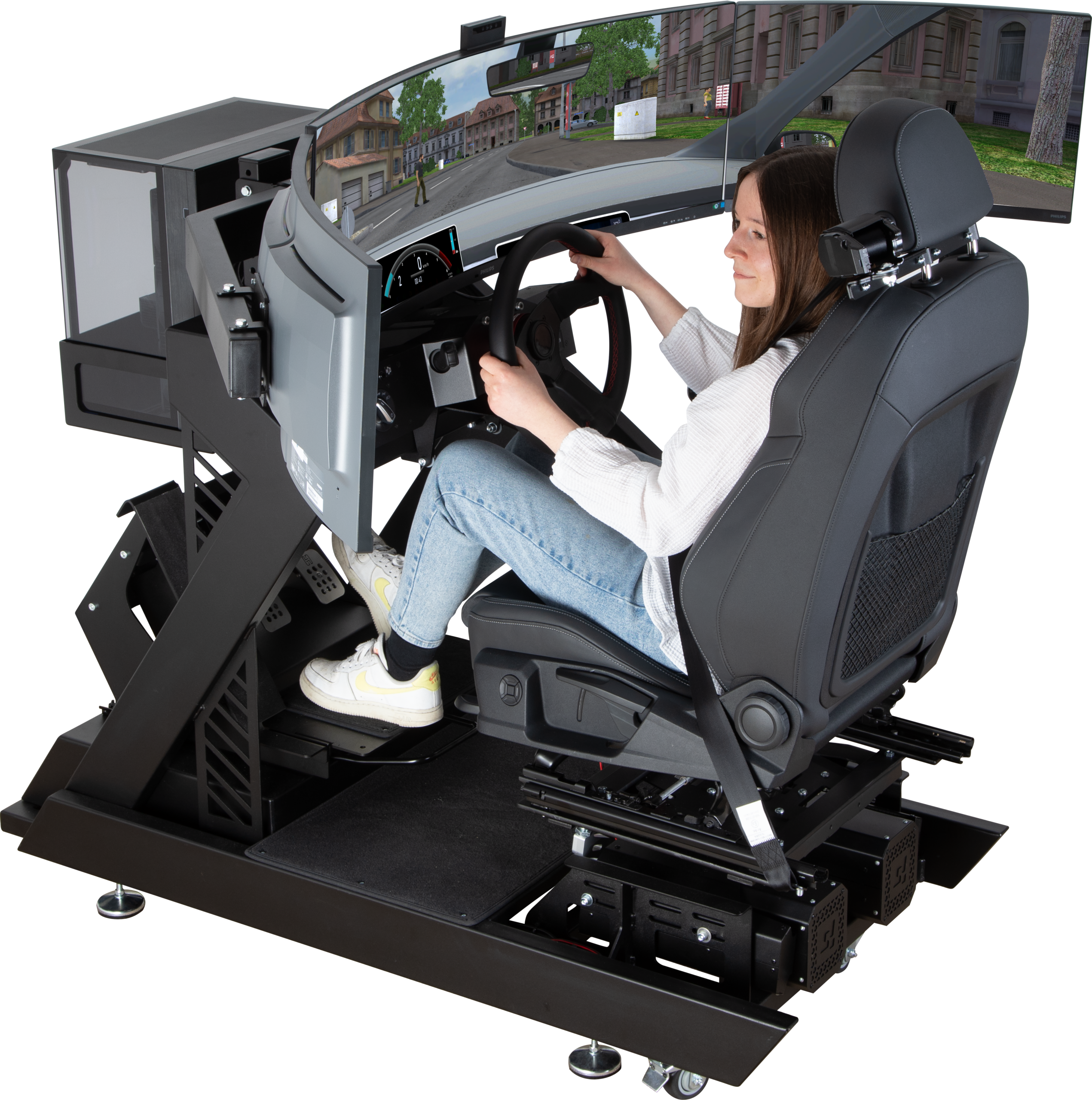 Fahrschülerin am Neo-Fahrsimulator mit Lenkrad, Pedalen und drei Bildschirmen